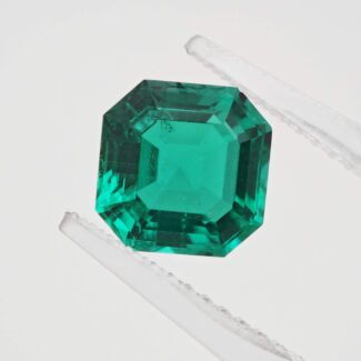 Asscher cut lab grown emerald 01