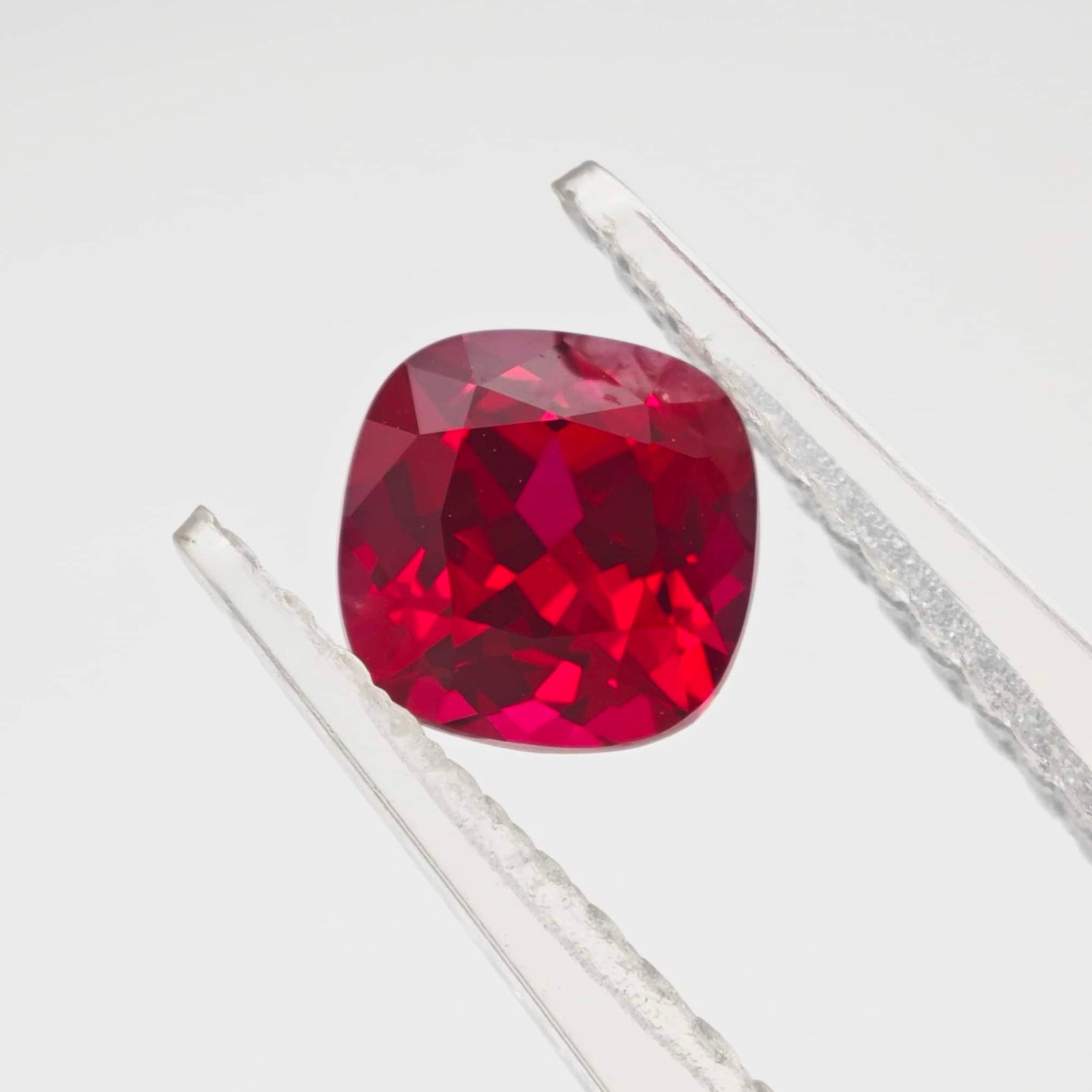 Rubí 01 cultivado en laboratorio con corte de cojín Rubí cultivado en laboratorio cortado en cojín 01