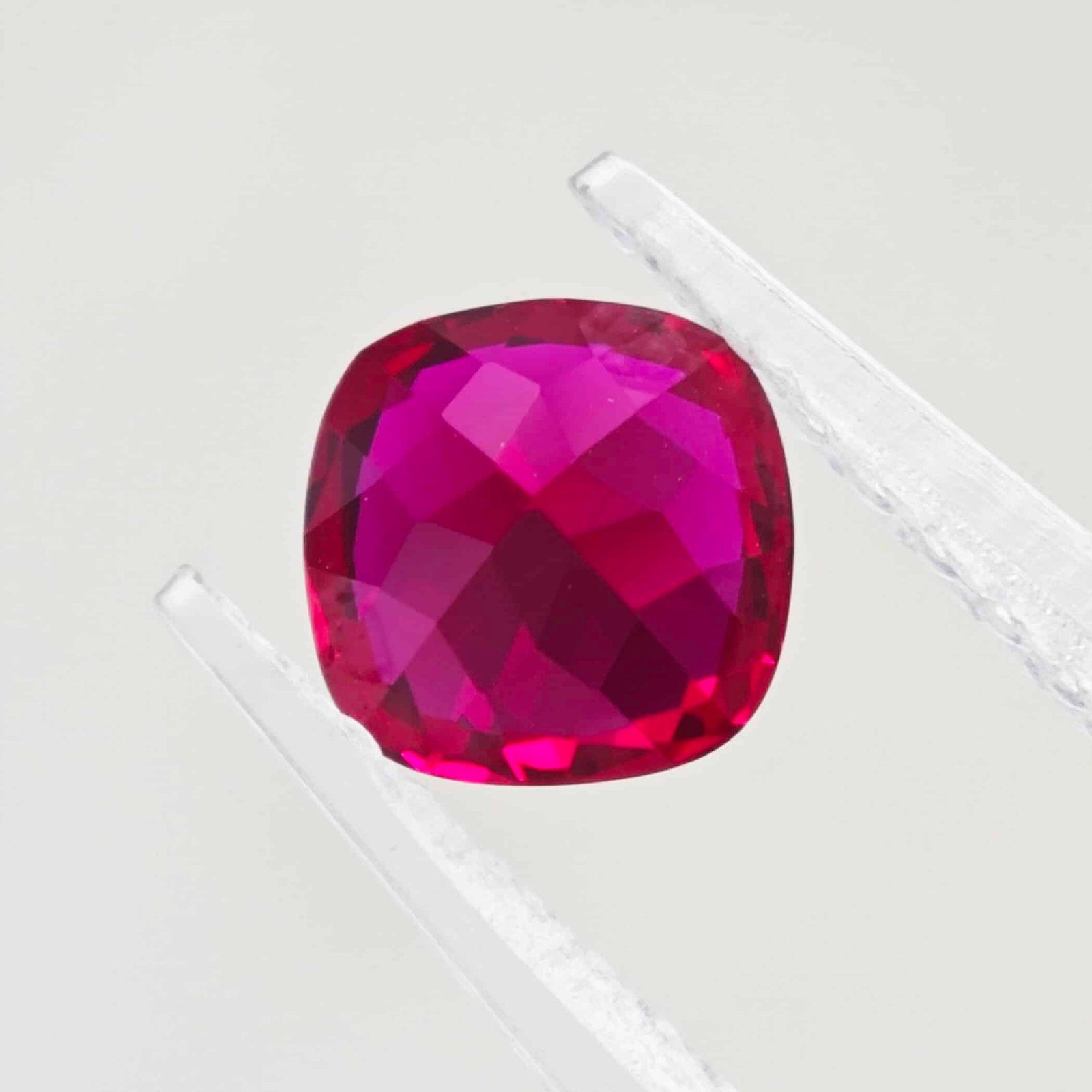 Rubí 02 cultivado en laboratorio con corte de cojín Rubí cultivado en laboratorio, tallado en cojín, 02, 1 escamado