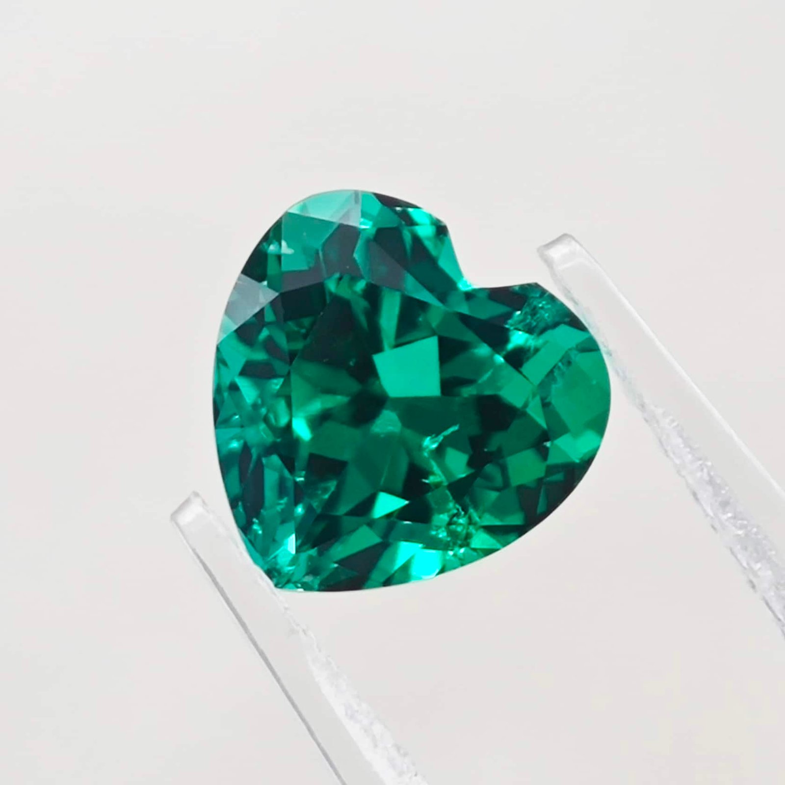 ngọc lục bảo nuôi cấy trong phòng thí nghiệm cắt hình trái tim 01