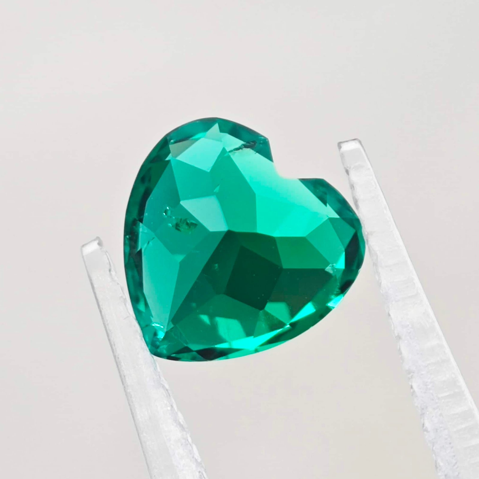 ngọc lục bảo nuôi cấy trong phòng thí nghiệm cắt hình trái tim 02