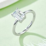 Solitär-Verlobungsring mit Moissanit im Smaragdschliff 4 Moissanit-Solitärring im Smaragdschliff M90R 04