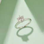 Anel de noivado solitário clássico de moissanita com 6 pontas 4 anel de noivado de moissanita m03g 01