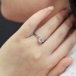 Anel de noivado solitário clássico de moissanita com 6 pontas 5 anel de noivado de moissanita m03g 02