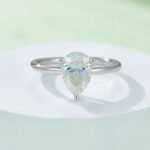 Anello di fidanzamento con solitario moissanite taglio a pera 6 anello solitario con moissanite taglio a pera m90u 06