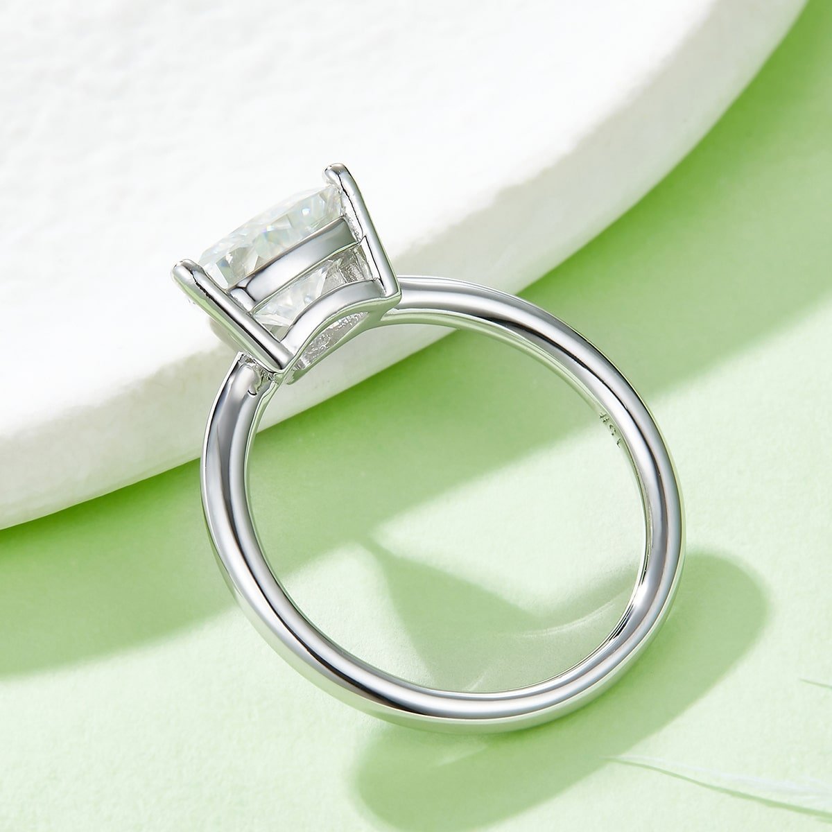 Bague solitaire en moissanite taille trillion M90T 05 bague solitaire en moissanite taille trillion m90t 05