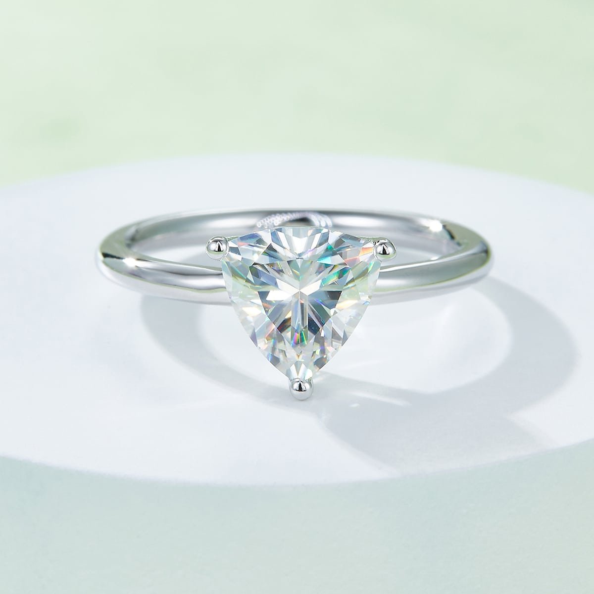 Bague solitaire en moissanite taille trillion M90T 06 bague solitaire en moissanite taille trillion m90t 06