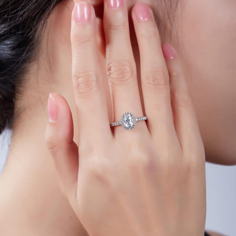 Anillo de compromiso de moissanita de corte ovalado m96b