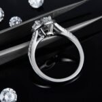 Anillo de compromiso de moissanita con engaste de halo 5 Anillo de compromiso de moissanita con engaste de halo M16C 06