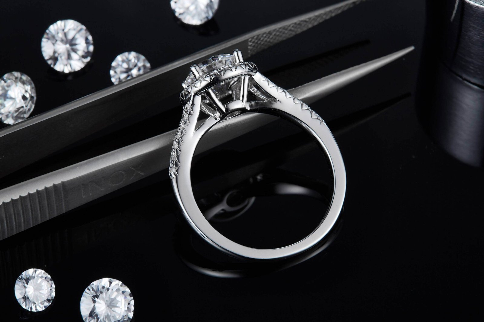 Anillo de compromiso de moissanita con engaste de halo M16C 06 Anillo de compromiso de moissanita con engaste de halo M16C 06