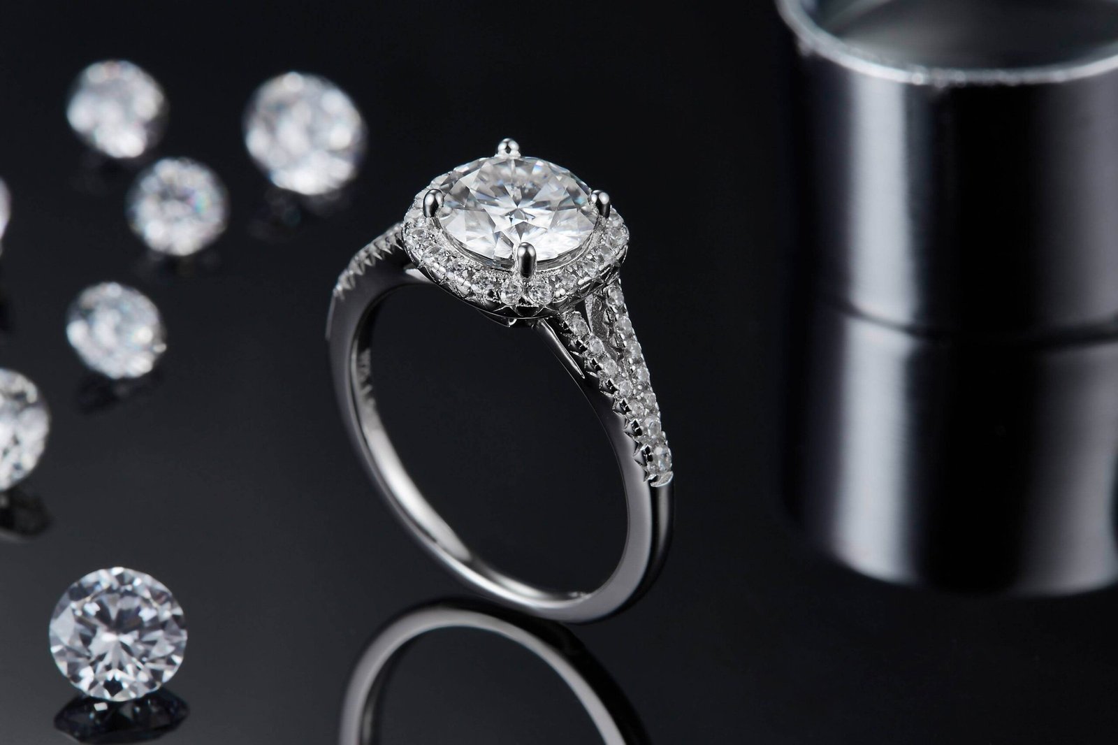 Anillo de compromiso de moissanita con engaste de halo M17C 04