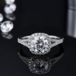 Anillo de compromiso de moissanita con engaste de halo M17C 05