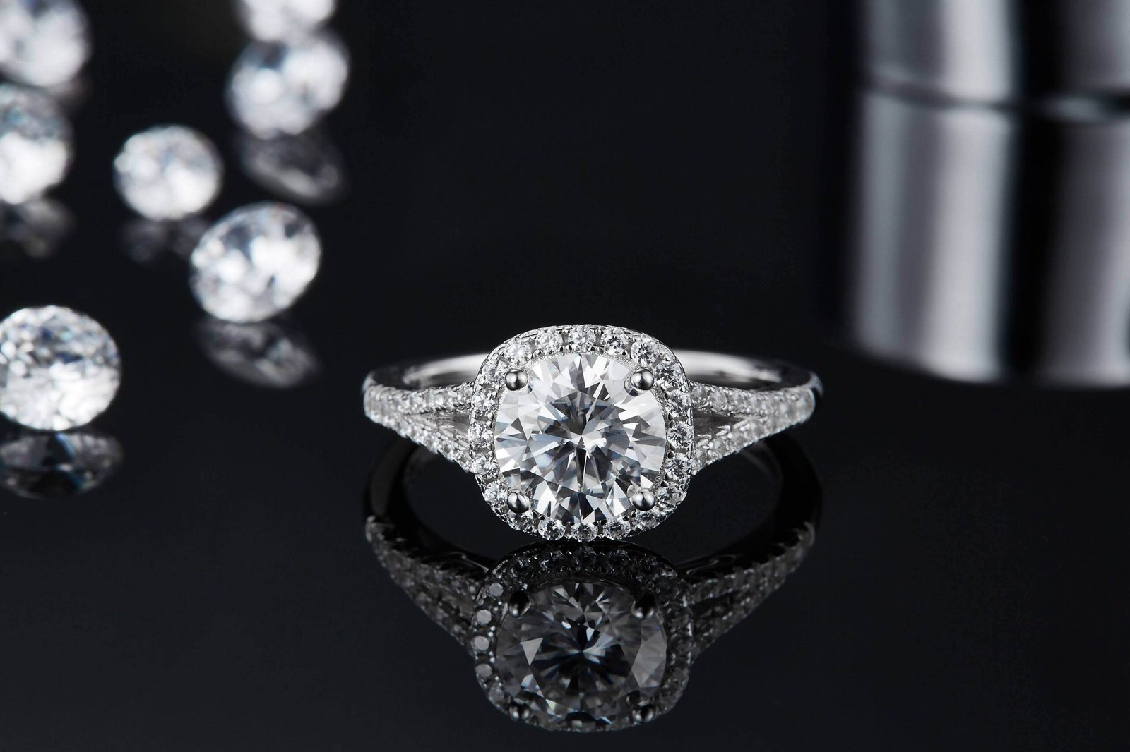 Anillo de compromiso de moissanita con engaste de halo M17C 05