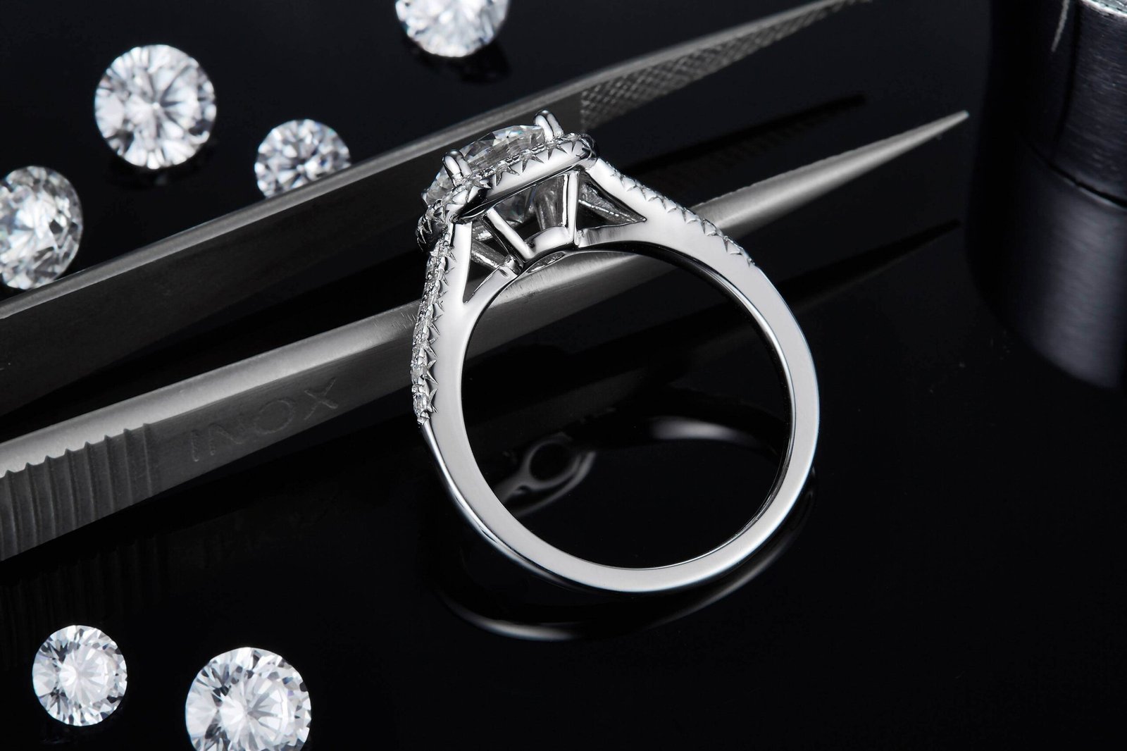 Anillo de compromiso de moissanita con engaste de halo M17C 06