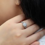 Anel de noivado de moissanita com configuração de halo 5 anel de noivado de moissanita m17c 02