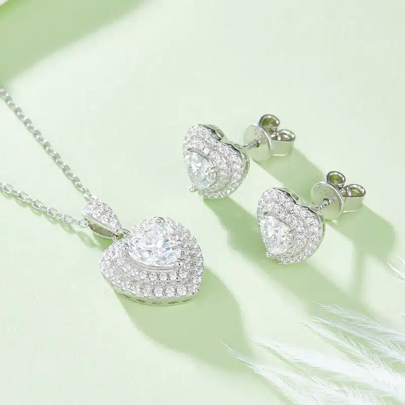 brincos de moissanite de luxo com corte em forma de coração e halo 03