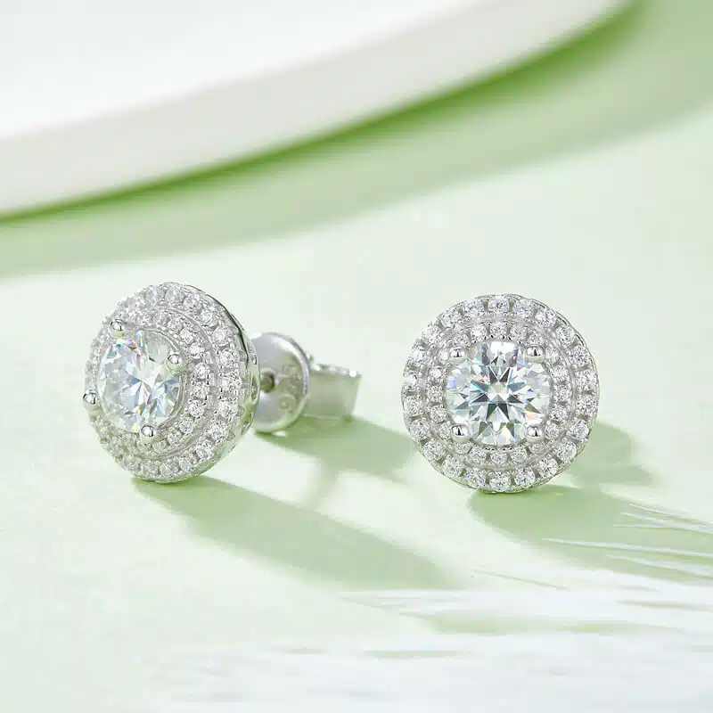 brincos de moissanite de corte redondo de halo de luxo 02