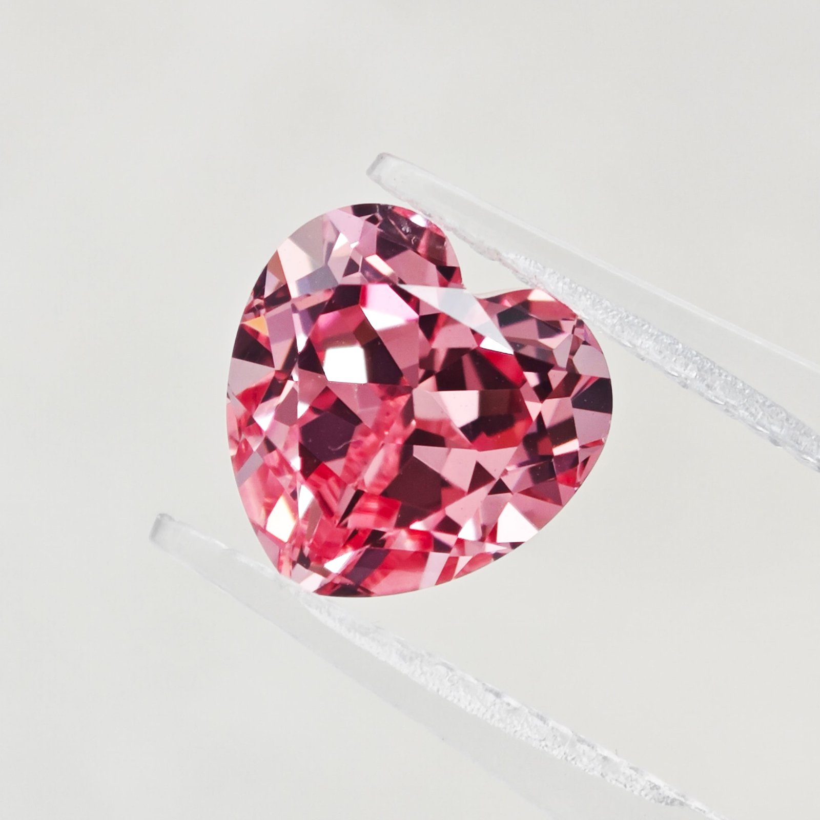 Herzförmiger, im Labor gezüchteter Padparadscha 01 Herzschnitt, im Labor gezüchtetes Padparadscha 01