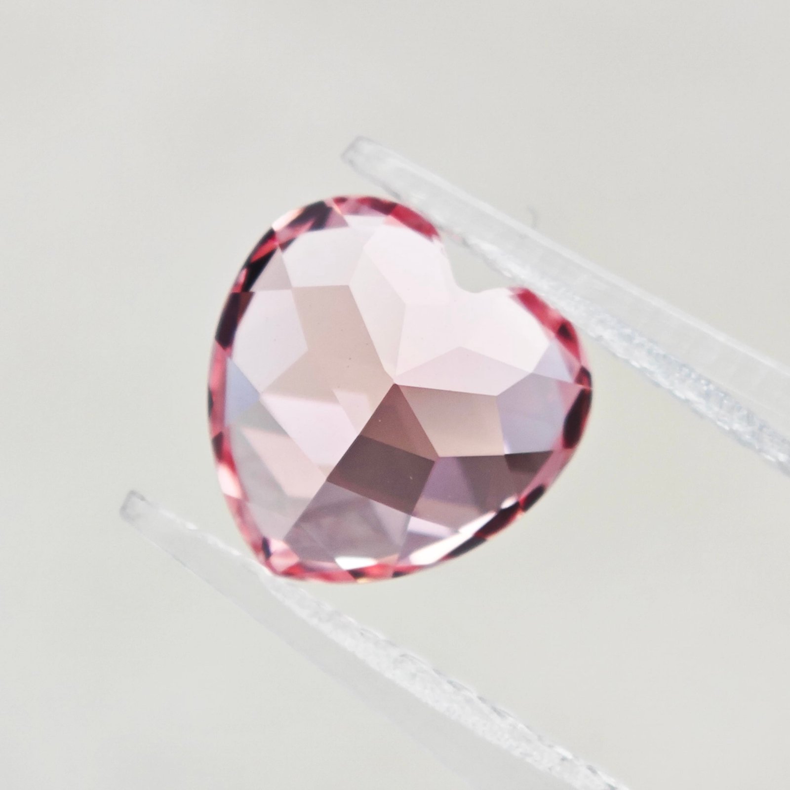 Herzförmiger, im Labor gezüchteter Padparadscha 02 Herzschnitt, im Labor gezüchtetes Padparadscha 02