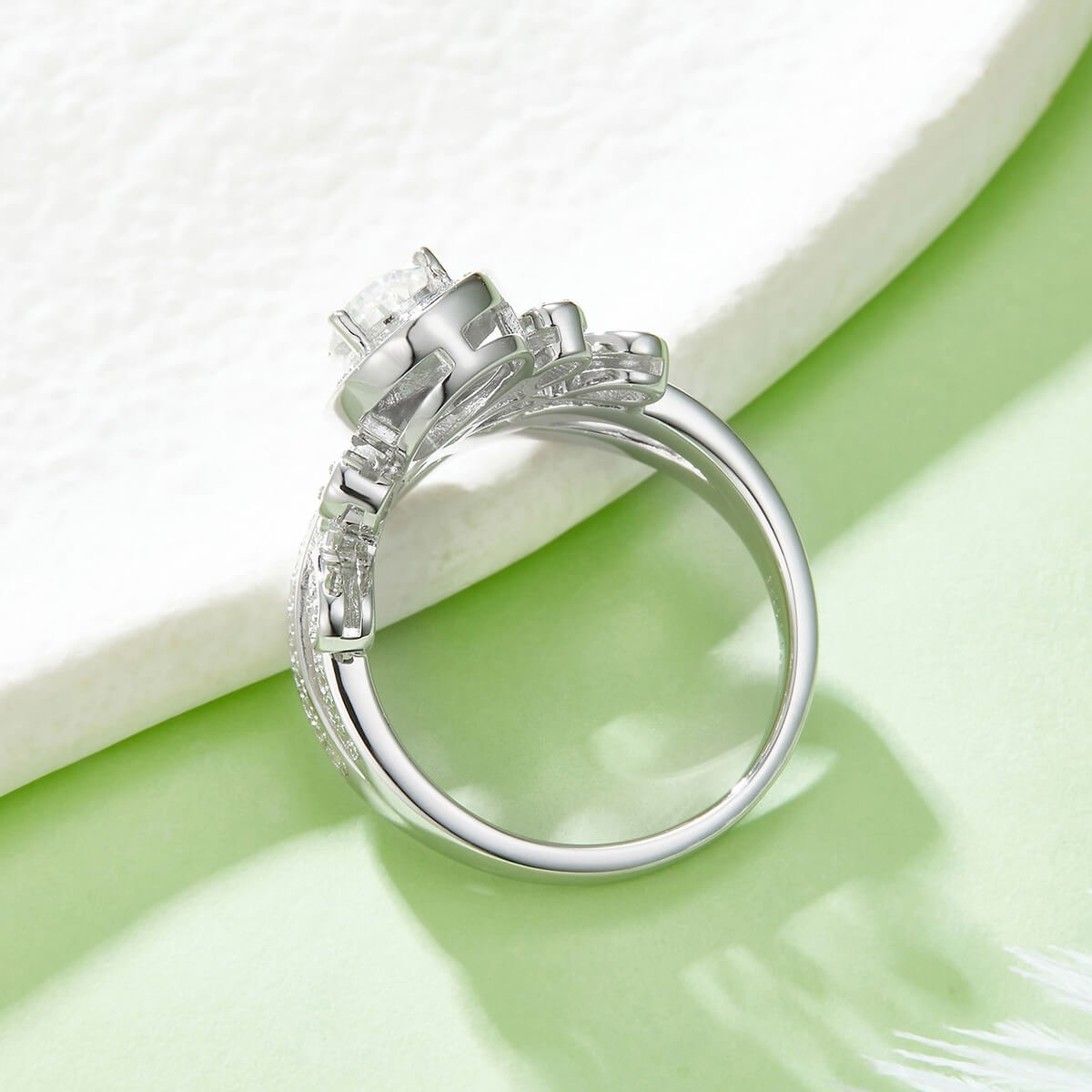 Anel de noivado com moissanita em formato de coroa e corte pera, modelo M99C 01