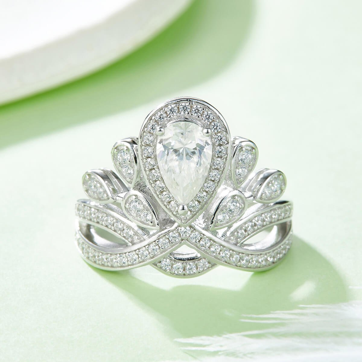 Anel de noivado com moissanita em formato de coroa e corte pera, modelo M99C 02