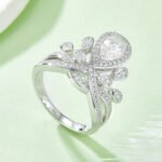 Anel de noivado com moissanita em formato de coroa e corte pera, modelo M99C 03