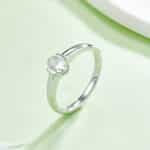 Cincin solitaire Moissanite potongan oval yang elegan 04