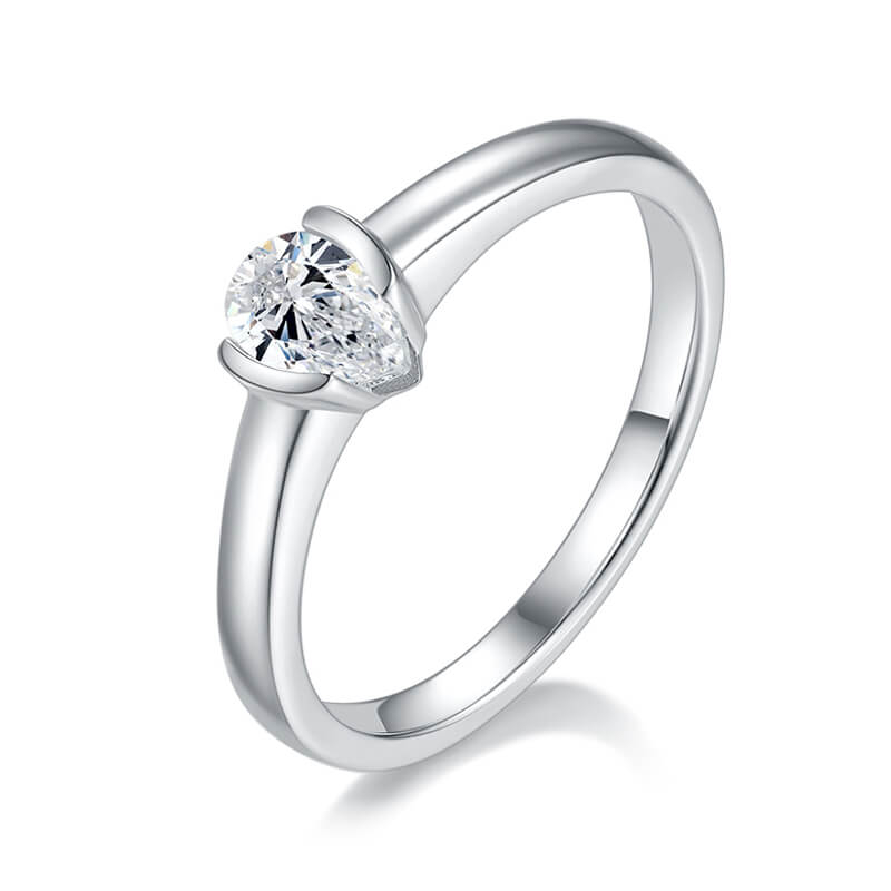 Bague solitaire Moissanite élégante taille poire 01