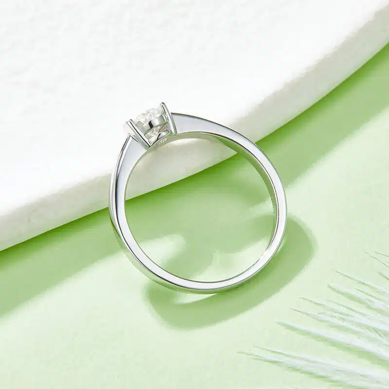 Elegante anello solitario in Moissanite con taglio a pera 06