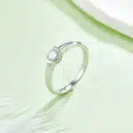 anel solitário elegante de moissanita com lapidação redonda 04