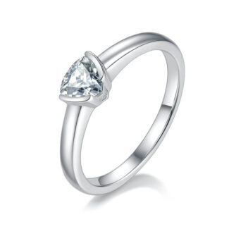 Elegante anillo solitario Moissanite de talla billón 01