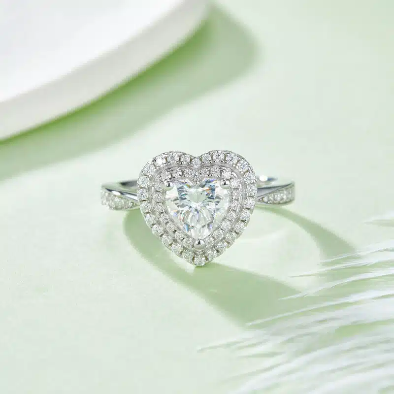 Bague Halo Moissanite coupée en cœur de luxe 05