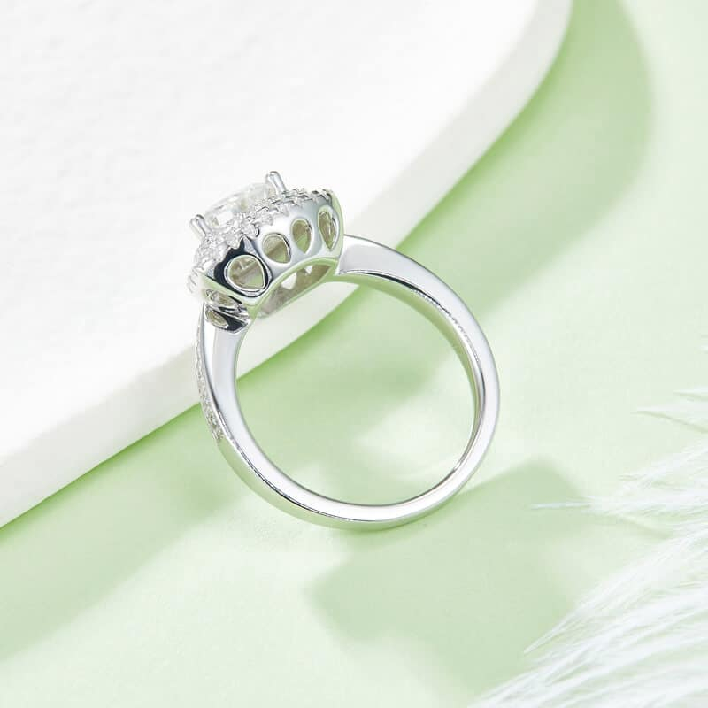 Bague de luxe Halo Moissanite taille trillion 06