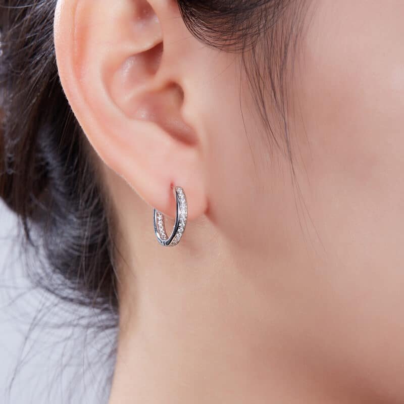 orecchini a cerchio Huggie in moissanite k001a