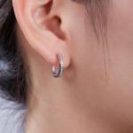 Anting Lingkaran Moissanite Baris Tunggal Setengah Pave 8 anting-anting lingkaran huggie moissanite k005a