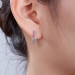 Anting-anting Lingkaran Moissanite Tiga Baris Setengah Pave 8 anting-anting lingkaran huggie moissanite k006a