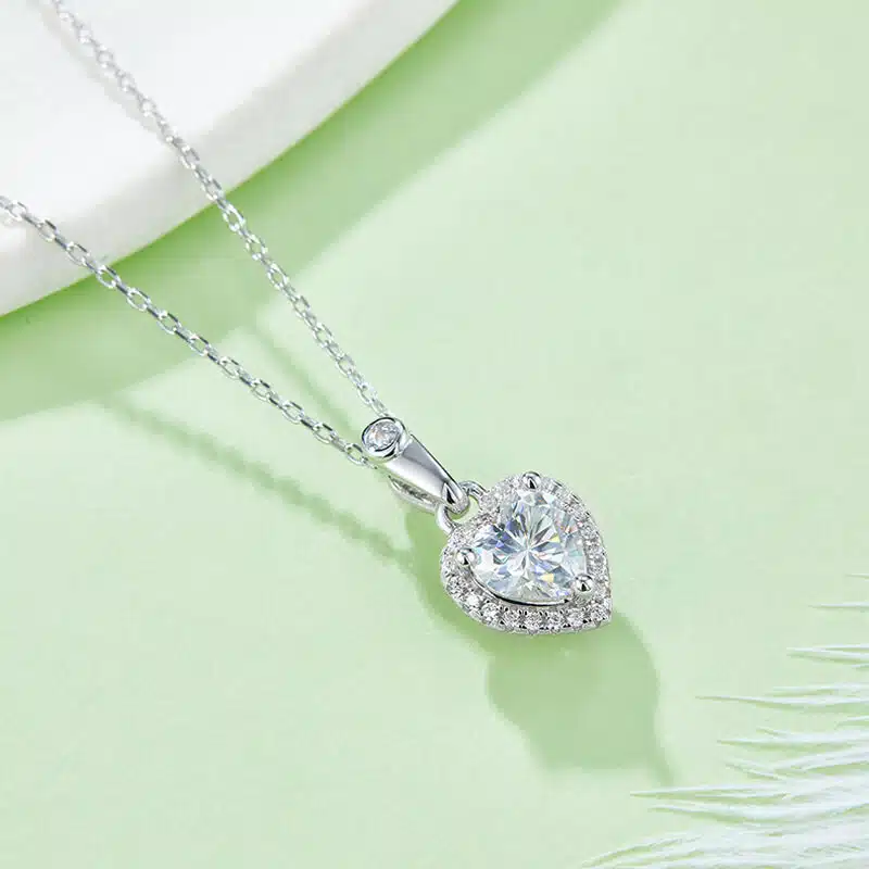 Colgante con halo de moissanita de corte corazón 02