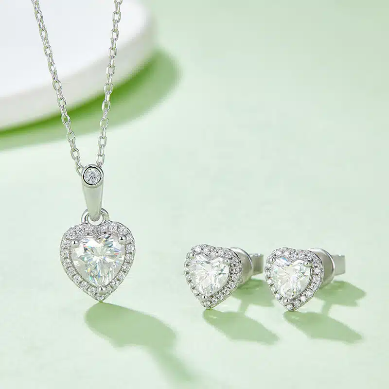 Colgante con halo de moissanita de corte corazón 03