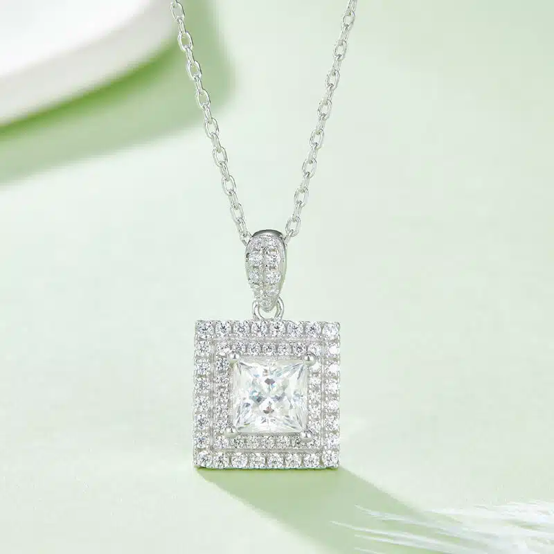 Lyxigt Princess Cut Moissanite Halo Pendant 02