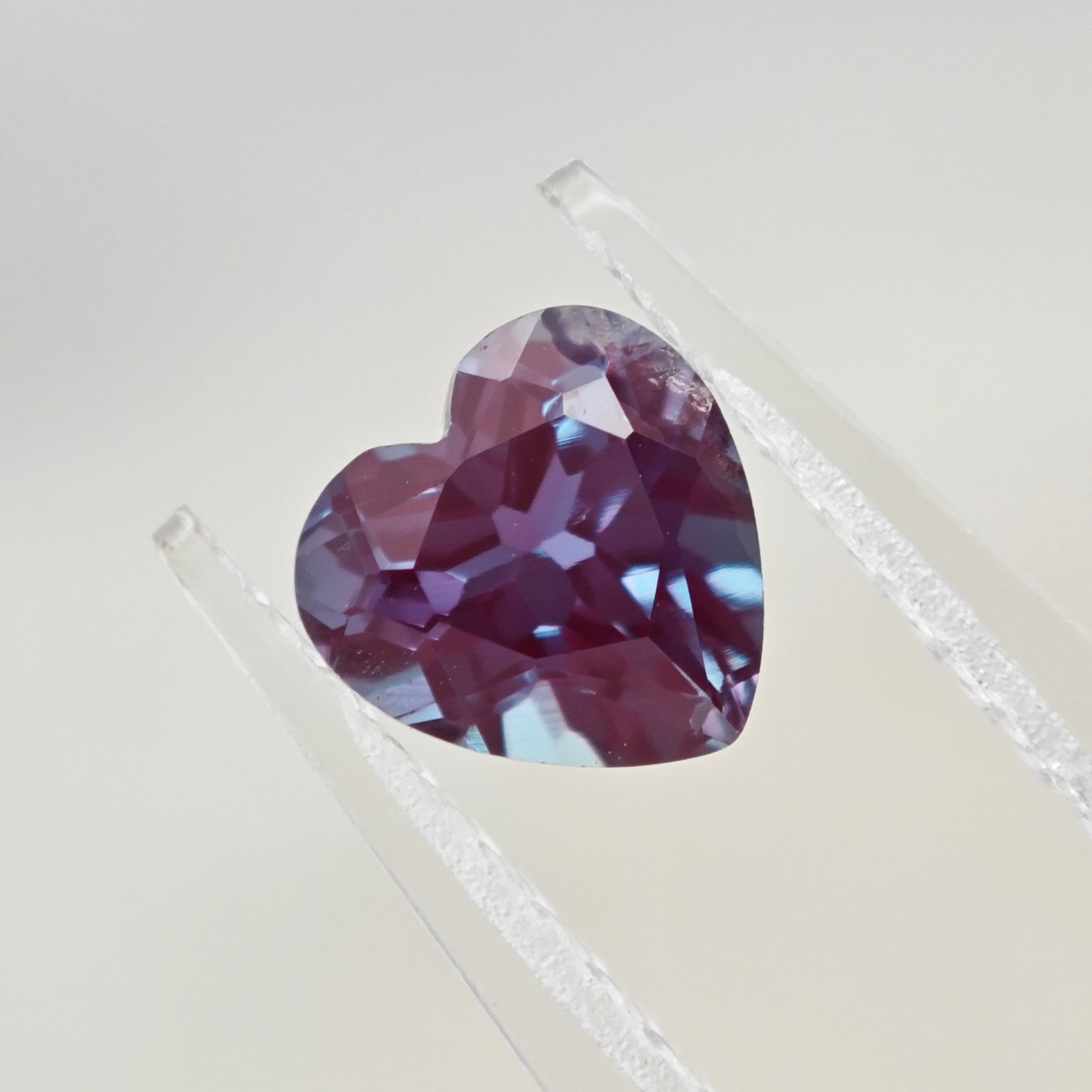 alexandrite cultivée en laboratoire coupée en cœur 01