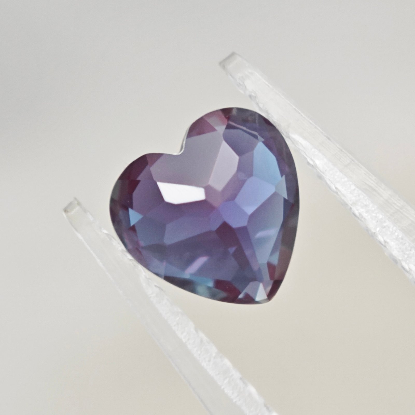 alexandrite cultivée en laboratoire coupée en cœur 02