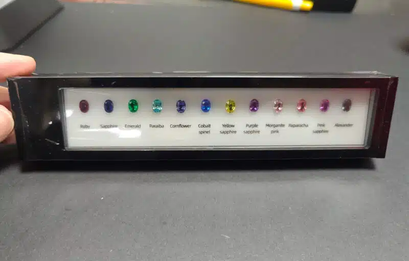 cartella colori delle pietre preziose coltivate in laboratorio