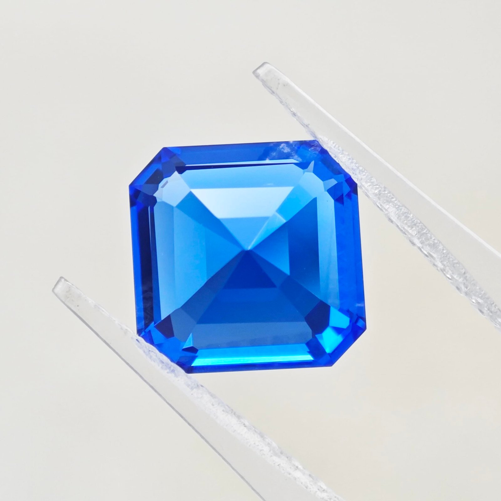 espinélio azul cobalto cultivado em laboratório, cortado Asscher 02