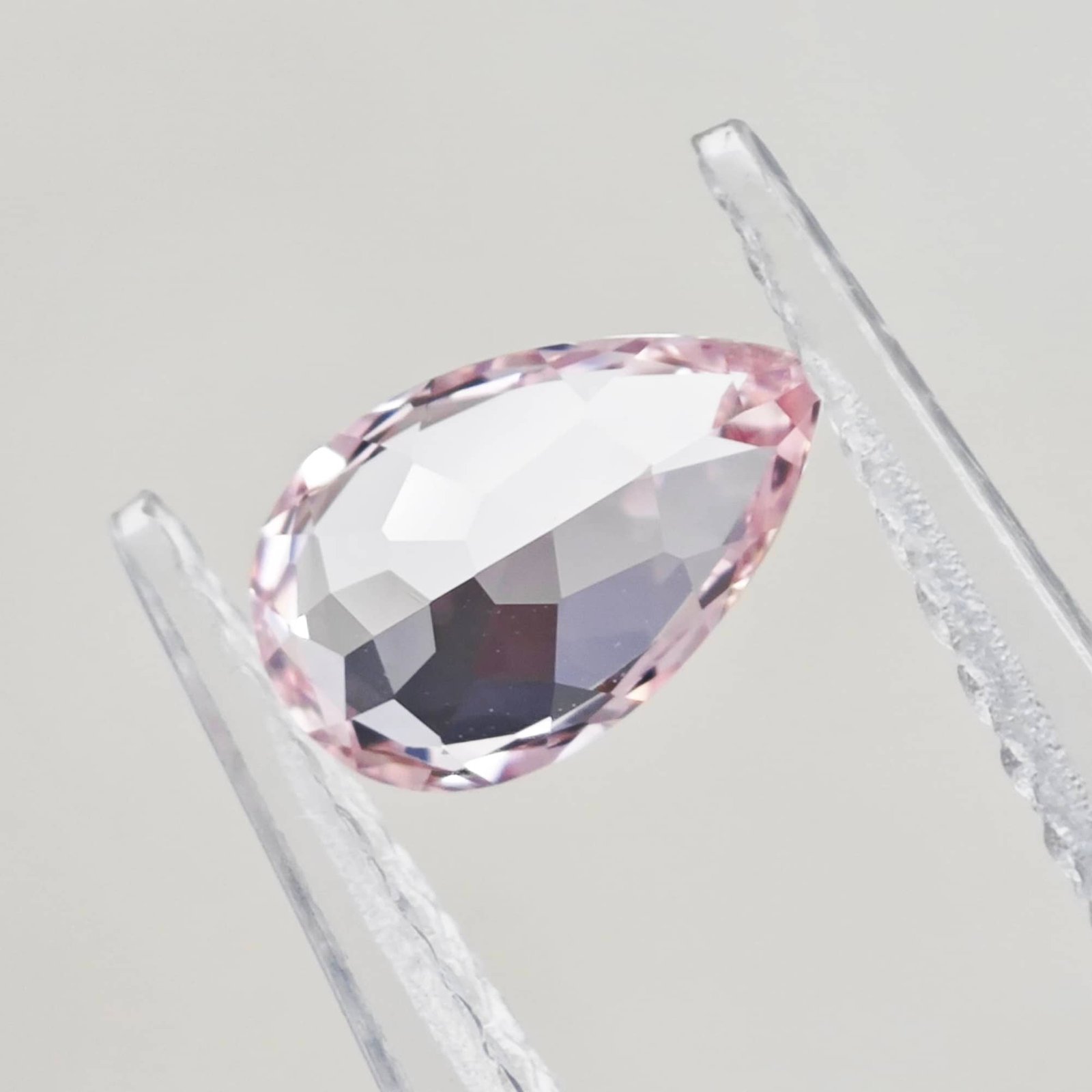 Đá Sapphire Hồng Trồng Trong Phòng Thí Nghiệm Cắt Quả Lê 02 đá sapphire hồng cắt hình quả lê nuôi cấy trong phòng thí nghiệm 02