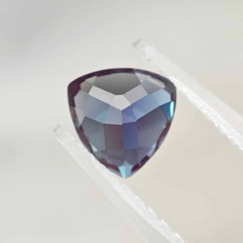 alexandrite cultivée en laboratoire, coupe trillion, 02