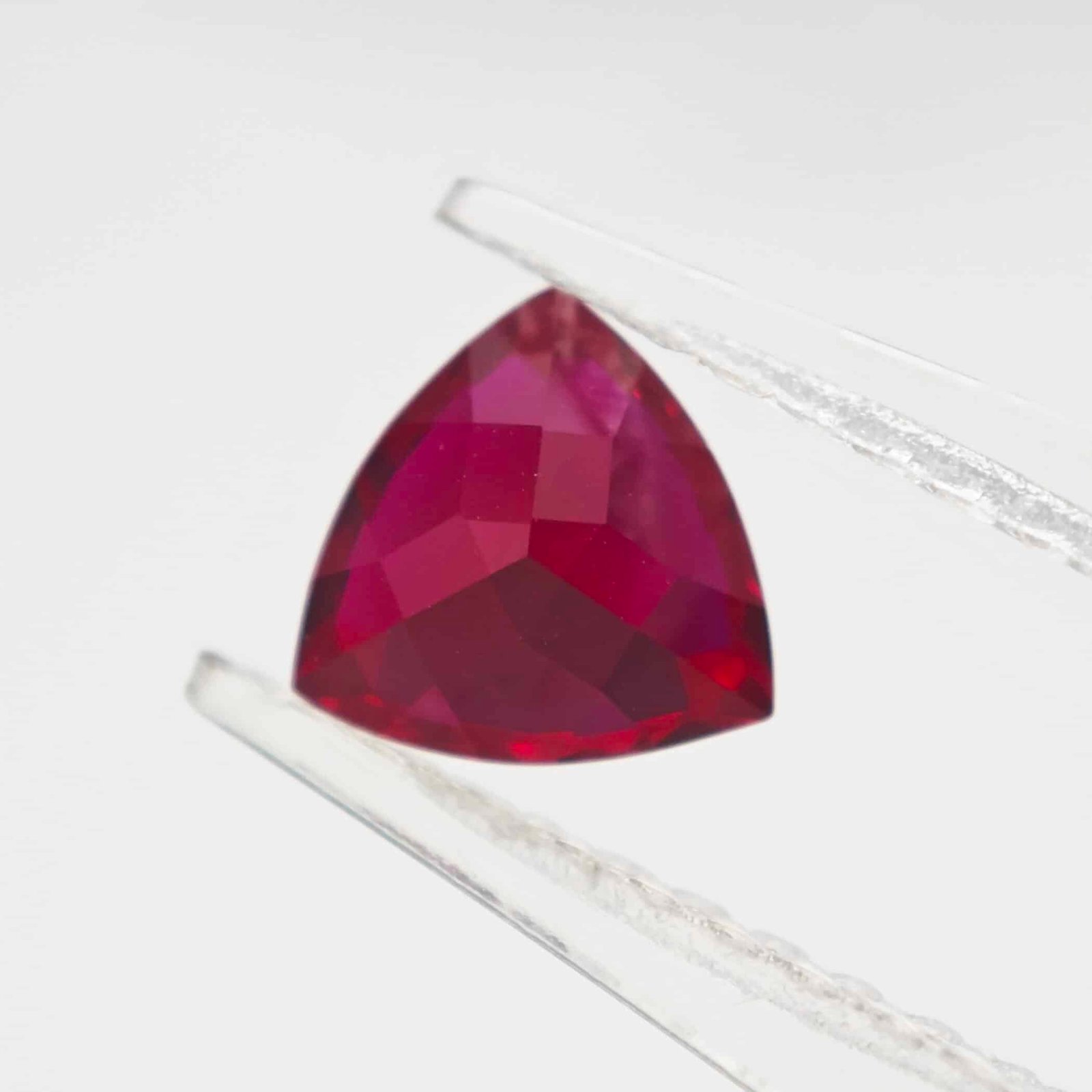 trilioni di taglio laboratorio coltivato rubino 02