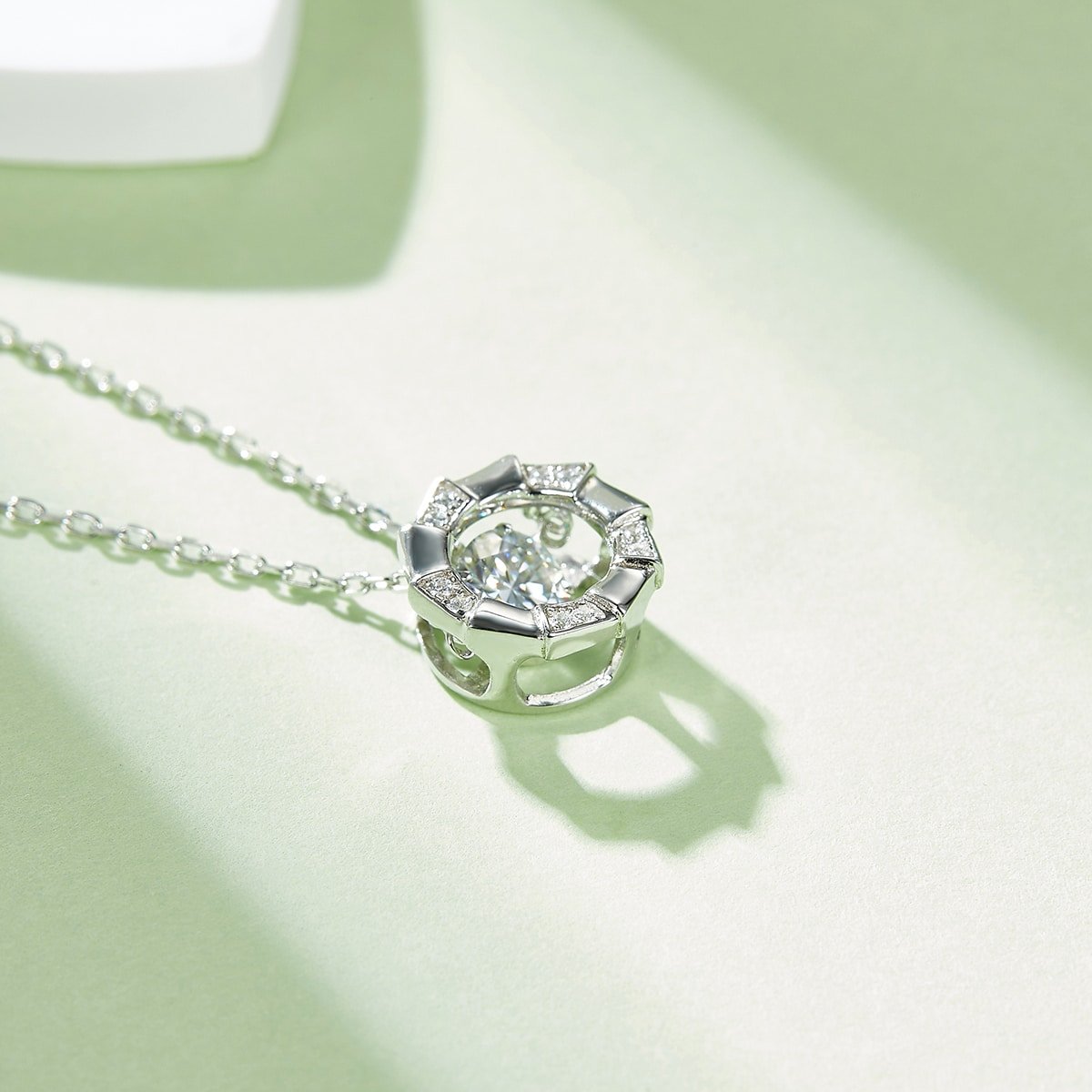 Collar con colgante de moissanita danzante en plata de ley, Oldr 05