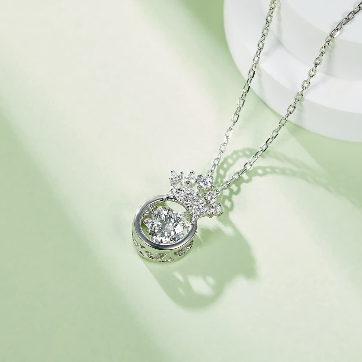 Colar com pingente de moissanita dançante banhado a ouro branco em formato de coroa de prata esterlina Oldl925W-00 06 colar com pingente de moissanita dançante em formato de coroa oldl 06