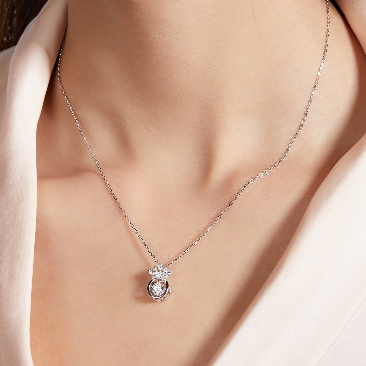 Colar com pingente de moissanita dançante banhado a ouro branco em formato de coroa de prata esterlina Oldl925W-00 07 colar com pingente de moissanita dançante em formato de coroa oldl 07
