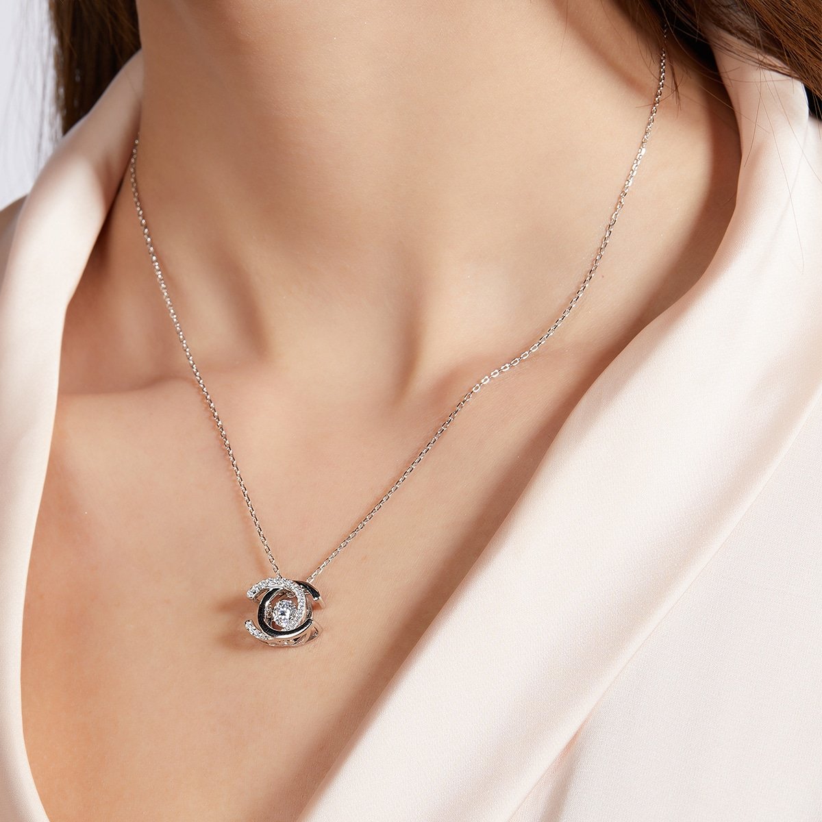 Halskette mit Anhänger aus Sterlingsilber mit doppelter C-Form und Weißgoldbeschichtung und tanzendem Moissanit, oldp925w-00 07
